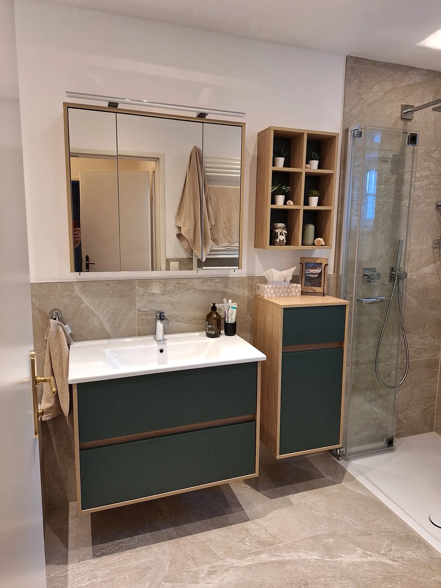 Von Holzer Installationen ausgeführtes Badezimmer mit Waschtisch und Dusche